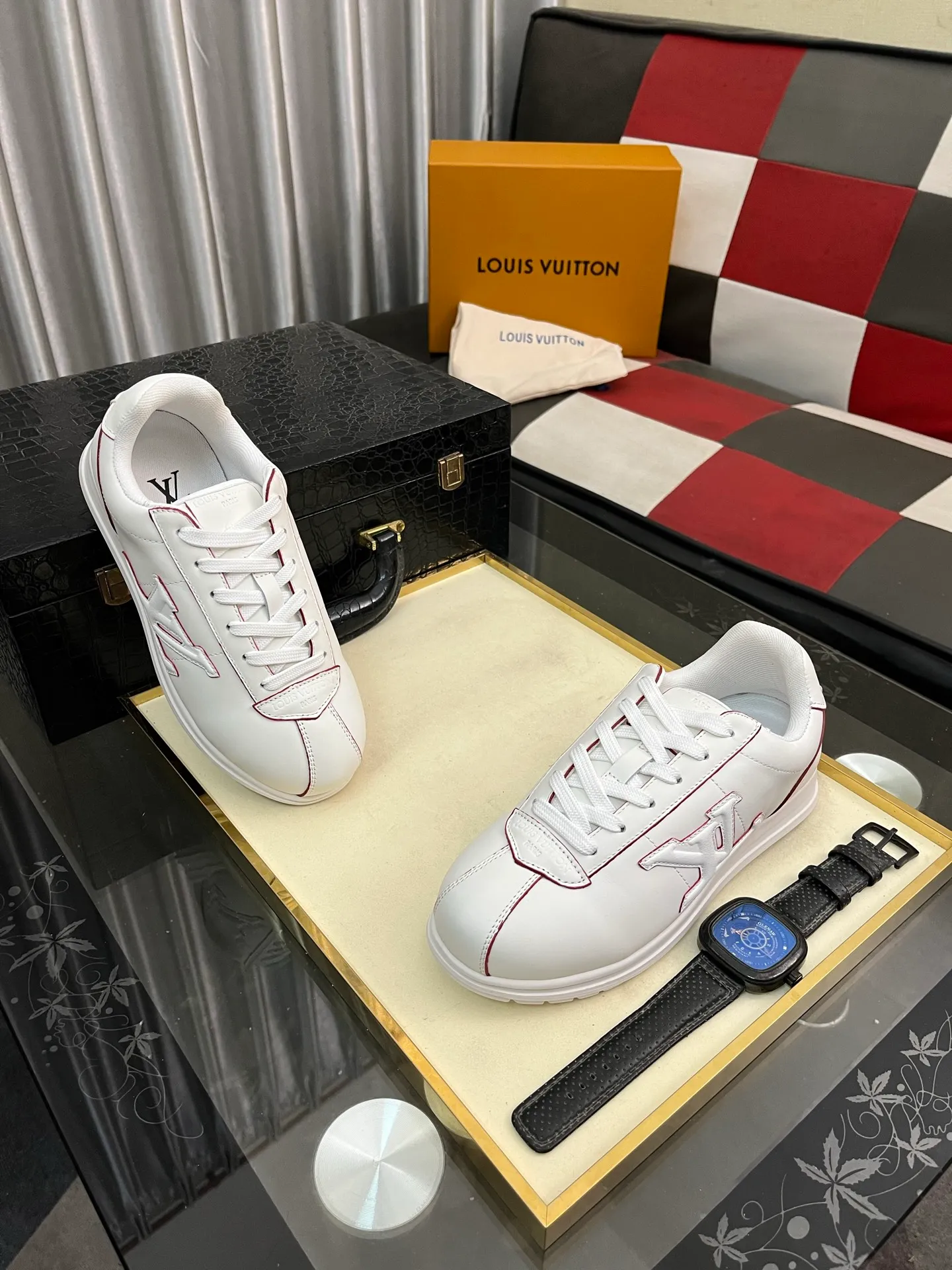 Men's shoes 💰700⌚️⌚️LV TARINE Louis Vuitton x Tyler joint model Donkey brand L family embossed couple style casual sneakers skate shoes original purchase and development This LV Trainer sneaker comes from the Louis Vuitton and Tyler collaboration series. The Monogram pattern and brand logo are transformed into nubuck calf leather embossing and side decoration respectively, witnessing the artist's creative interpretation of classic elements. The deep tones accentuate the complex upper, which requires hours of craftsmanship to complete. Exquisitely packaged at the delivery counter🛍📦 ▪️Fabrics: Original customized first-layer cowhide ▪️Inner lining: Original customized breathable mesh ▪️Outsole: Original open-molded two-color TPU combination outsole ▪️Sole thickness: 3CM ▪️Size: Women's 35-40 / Men's 38-46